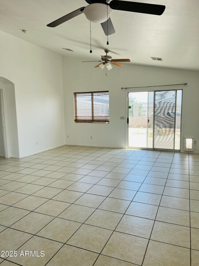 Foto del edificio - 1637 E Ash Ave