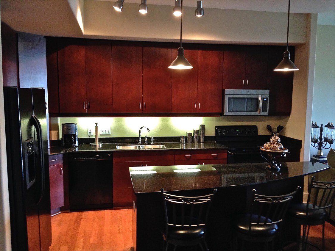 Foto principal - 4625 Piedmont Row Dr