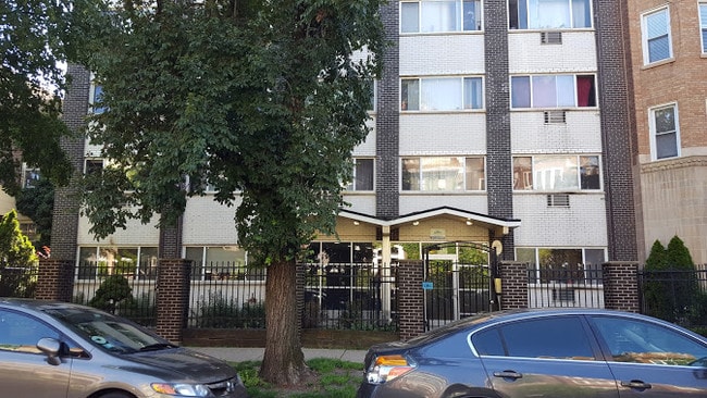 Building in Tree Lined Street - 5854 N Kenmore Ave