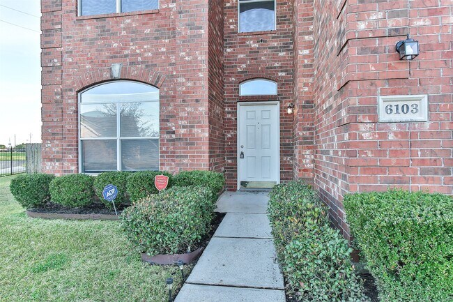 Foto del edificio - 6103 Menor Crest Dr