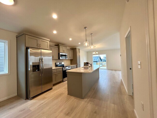 Foto del edificio - Spacious & Stylish 4-Bed Home with Modern Finishes and Attached 2-Stall Garage