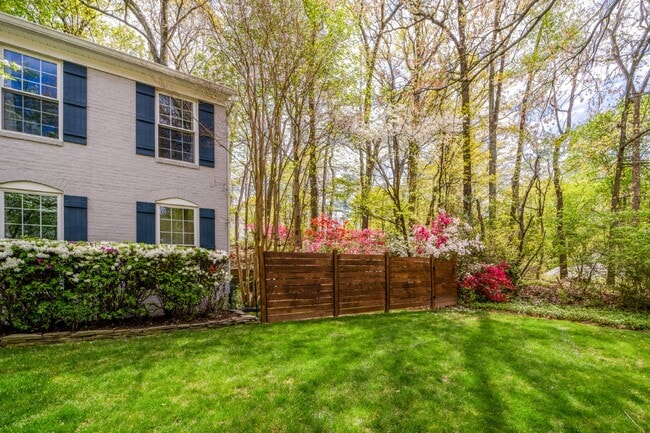 Foto del edificio - Extensively Renovated 4-Bedroom Home in Prime Location! Unbelievable custom kitchen.