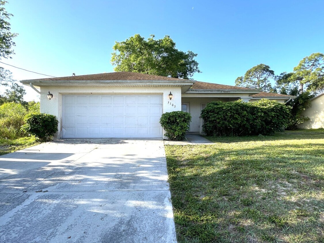 Primary Photo - 3 Bedroom with Den 2 Bathroom 2 Car Garage...
