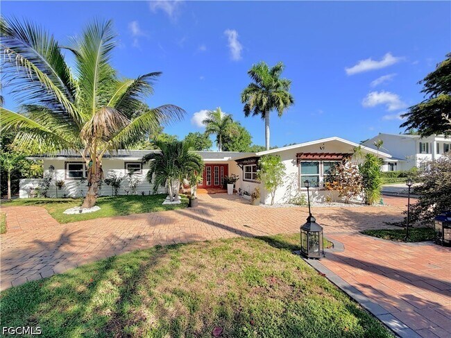 Foto del edificio - 2702 McGregor Blvd
