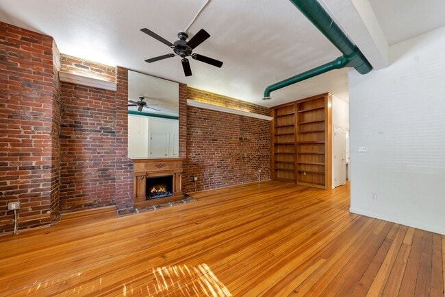 Foto del edificio - Beautiful Row Home Style Condo Central Den...