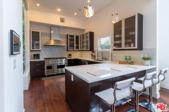 Building Photo - 1857 N Beverly Dr