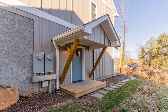 Entrance - 10-100 Laurel Loop