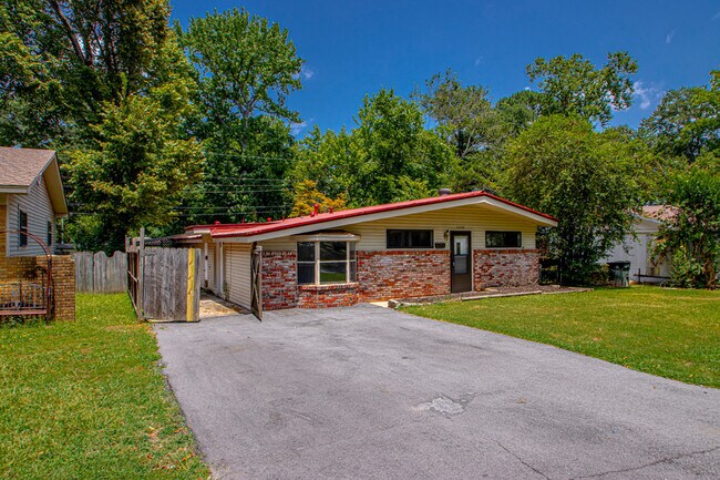 Building Photo - 9300 Cynthia Dr