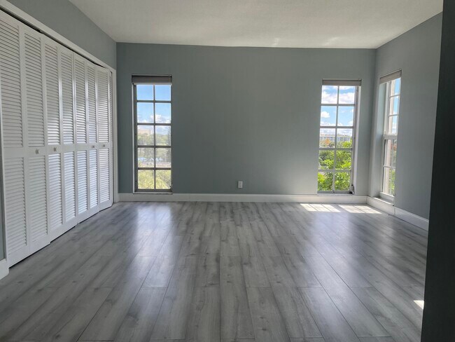 Foto del edificio - 3200 N Palm Aire Dr
