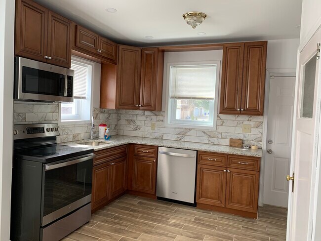 Kitchen - 1420 E Duval St