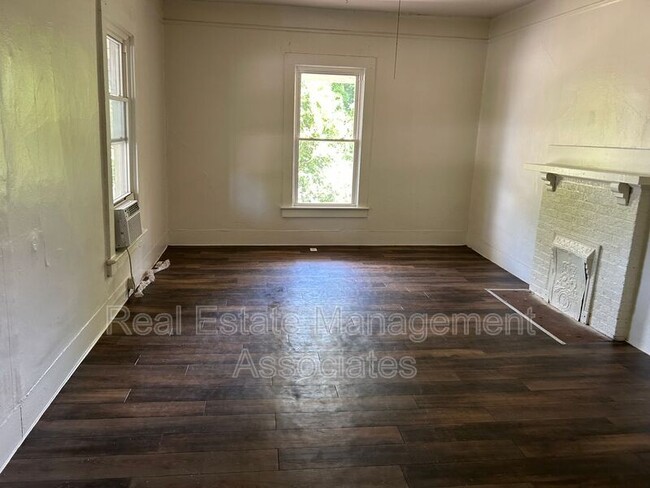 Foto del edificio - 324 W Poplar St
