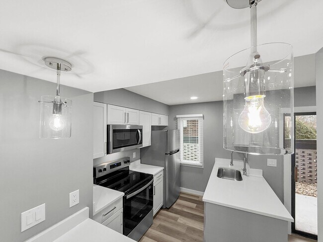 Building Photo - Elizabeth Green