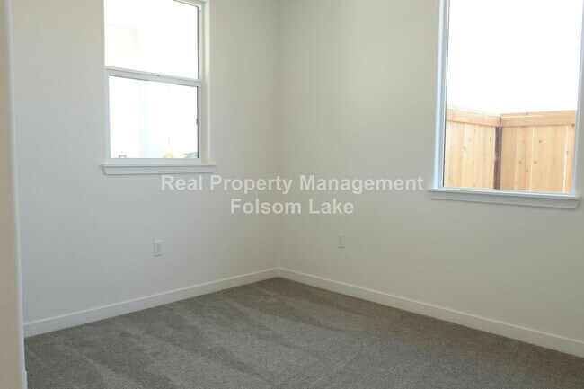 Building Photo - Resort Like Living - Spacious 2 bed 2.5 ba...