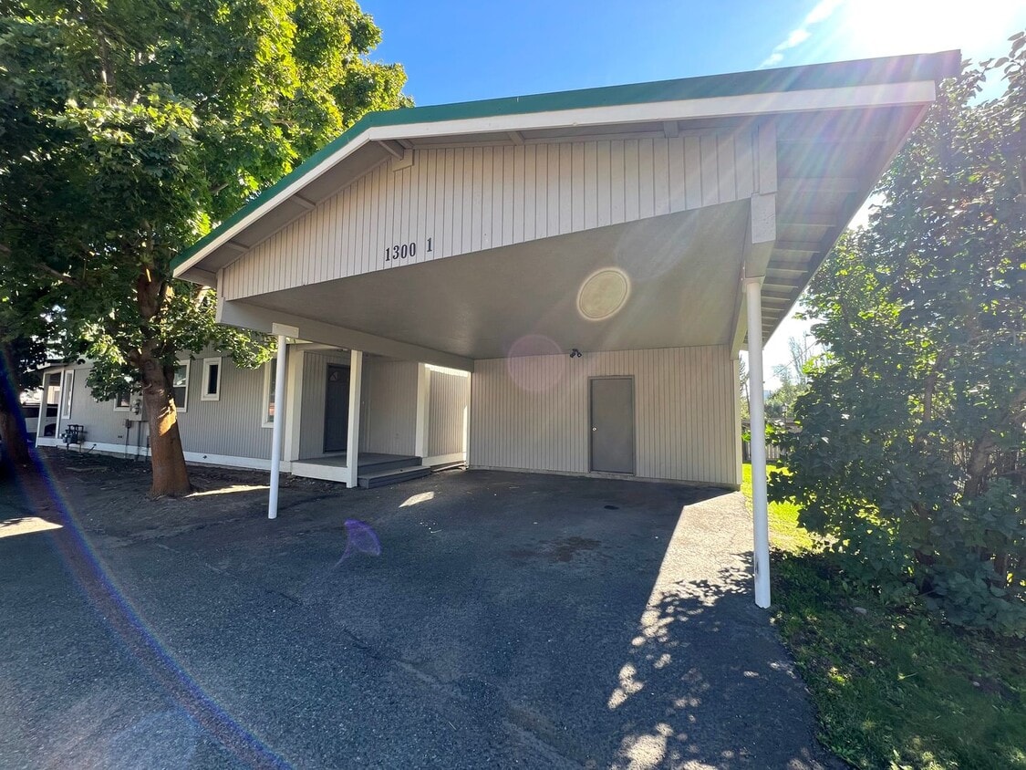 Foto principal - 1300 N Brooklane St