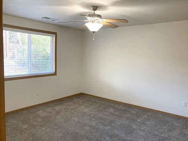 Foto del edificio - this ranch-style home features 4 bedrooms and 2 bathrooms.