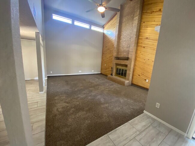 Foto del edificio - Newly Updated 2 Story Duplex
