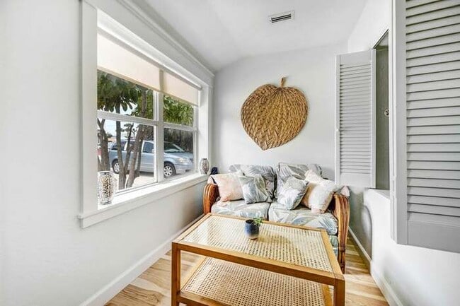 Building Photo - Oakwood Unit B