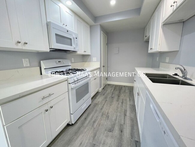 Building Photo - Now Leasing, Beautiful 2 Bed 1 Bath Condo ...