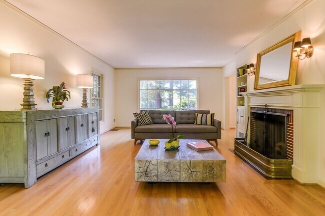 Foto del edificio - Beautiful Dream Home in the Southwest Hills! Call now to live amongst the trees!