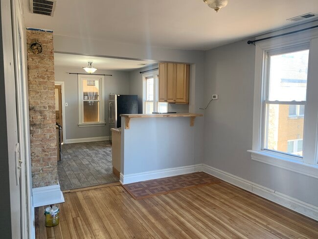Living/Dining Room - 4933 W Medill Ave