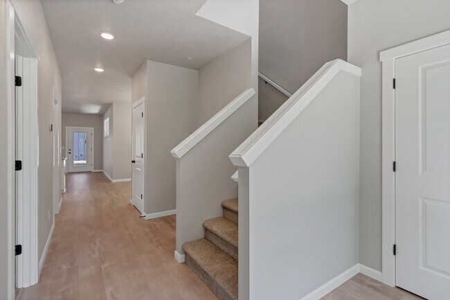 Entrada y pasillo - 2057 Audubon Ave SE