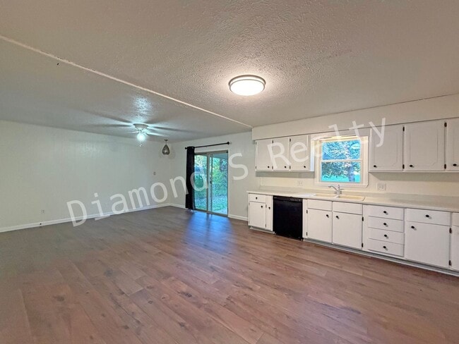 Building Photo - Spacious 3 Bedroom Home in South Springfield!