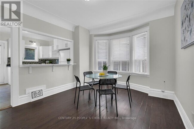 Photo du bâtiment - 746 King St W