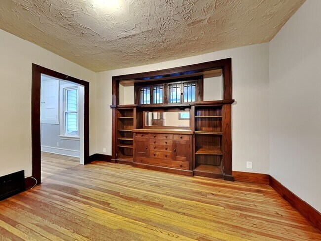 Building Photo - WINTER SPECIAL!! 1 bedroom, 1 bathroom Hou...