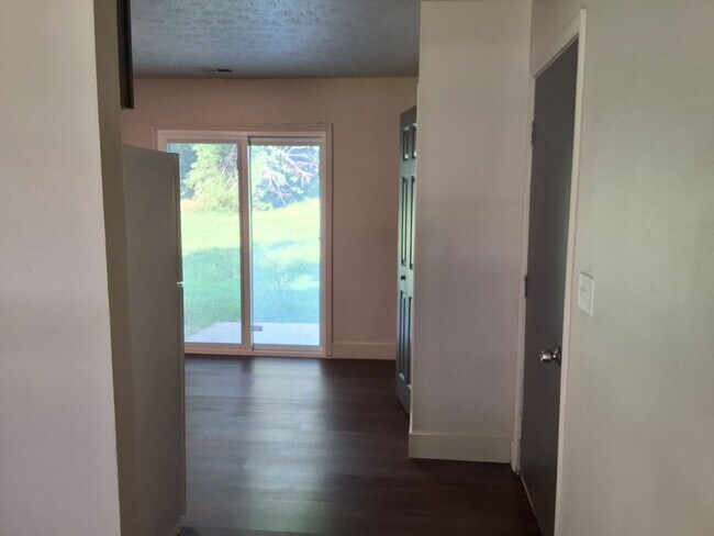 Foto del edificio - Cozy 3 Bed, 1 Bath House Fenced in yard, M...