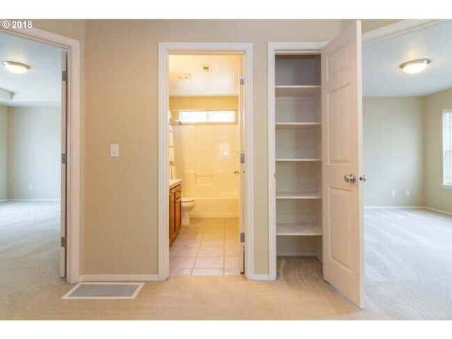 Foto del edificio - Lovely Corner Lot 4 BD* 2.5 BA* Single Fam...