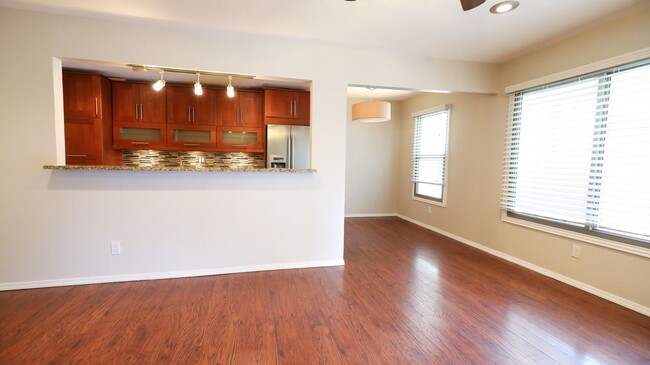 Building Photo - Downtown 2 BR / 1.5 BR Spacious Condo w/ G...