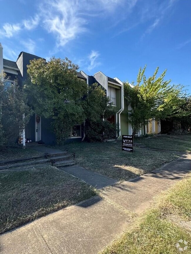 Building Photo - 530 Alegre Vista Dr