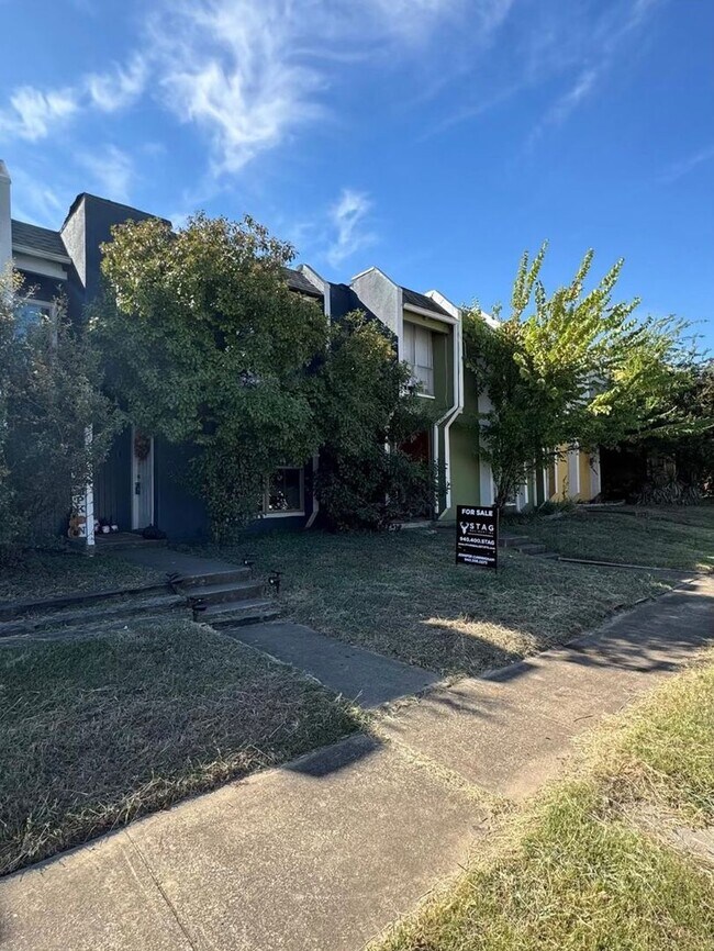 Foto del edificio - 4 Bed 3 Bath Townhouse - CLOSE TO UNT & TWU