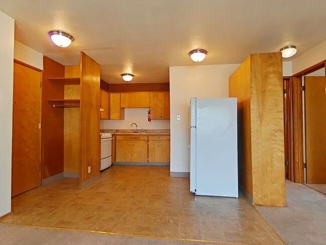 Building Photo - 2 Bedroom Apartment ~ Close to Campus ~ Ca...