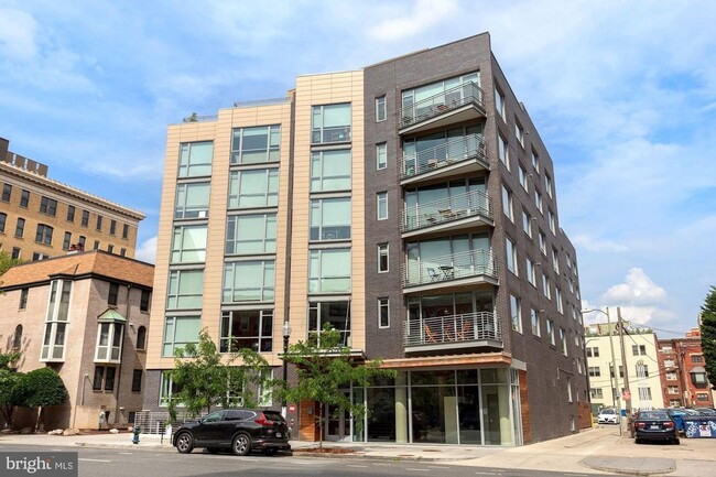 Foto del edificio - Practically new 1bd/1ba steps to Logan Cir...