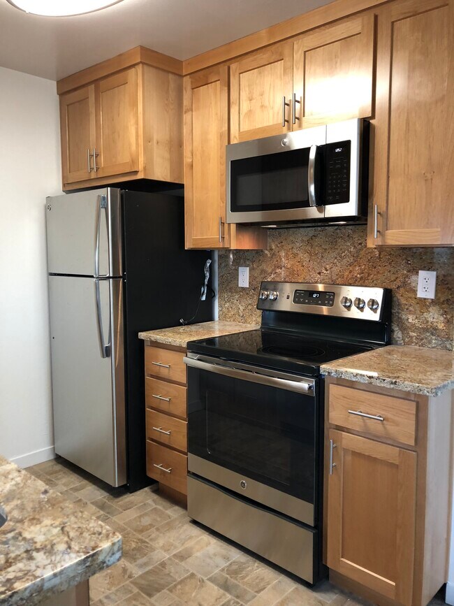 Foto del edificio - 645 Rollins Rd