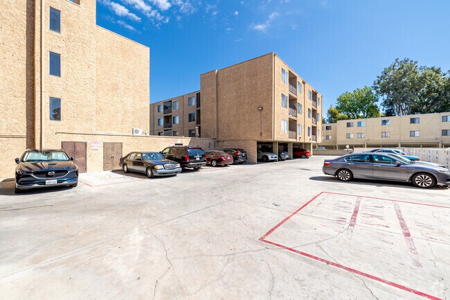 Aparcamiento - Sherman West Apartment Homes