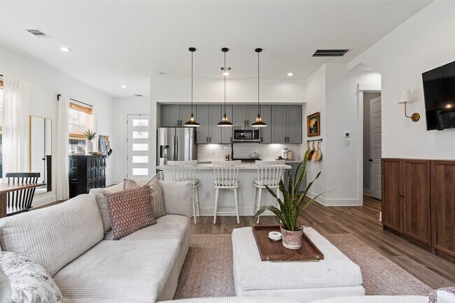 Foto del edificio - 5202 Pinemont Creek Ln