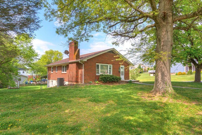 Building Photo - 1000 Willard Dr SE