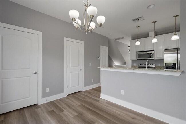 Building Photo - 13420 Lyndhurst St