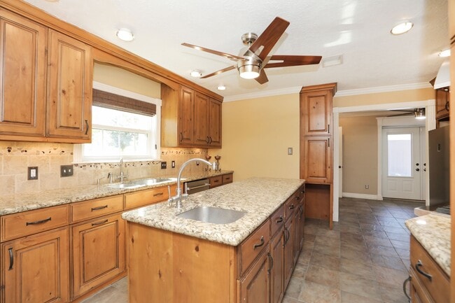 Foto del edificio - 722 Crossroads Dr