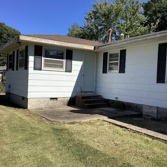 Foto del edificio - CUTE 4 BEDROOM / 1.5 BATHROOM HOUSE IN LAMAR MO!! WITH CAR GARAGE!