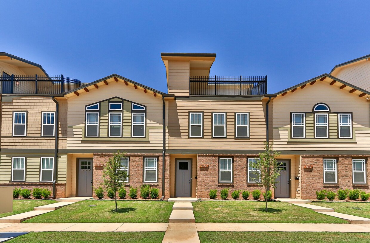 Primary Photo - 2 Story Townhome With Top Level Deck!