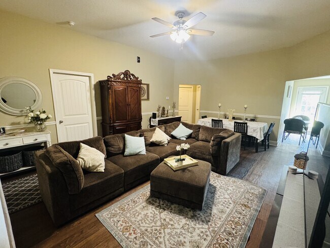 Foto del edificio - 9057 Whispering Pines Blvd