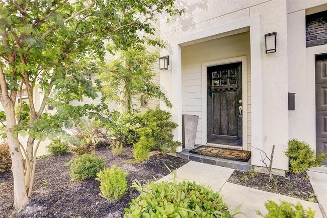 Building Photo - 1057 W 25th St