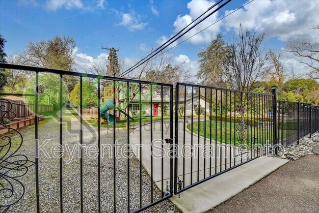 Foto del edificio - 5794 Hoffman Ln