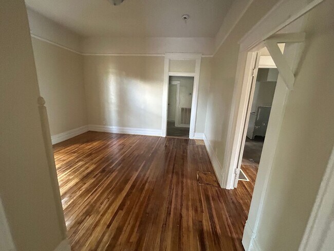 Building Photo - 5 bedroom 1.5 bath