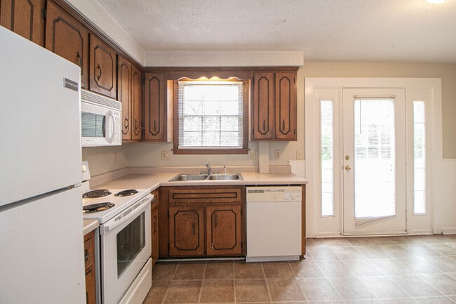 Building Photo - 812-C Golfview Place