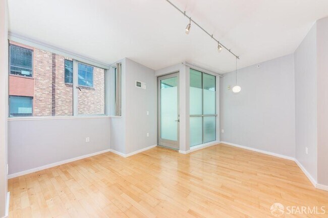 Building Photo - 69 Clementina St