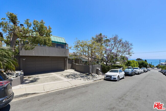 Building Photo - 257 Fairview St